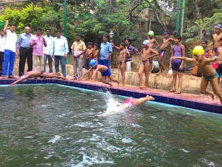 குற்றாலத்தில் கலகலத்த சாரல் திருவிழா... நீச்சலடித்து 3வது இடத்தை வென்ற ஏஎஸ்பி அரவிந்தன்