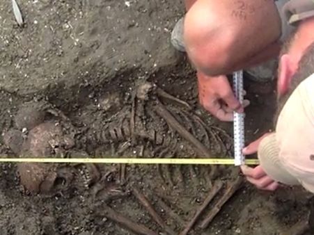 இங்கிலாந்தில்... 4000 வருட பழமையான மனித எலும்புக் கூடு சிக்கியது