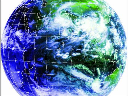 சென்னையில் இடி, மின்னல், சூறைக் காற்றுடன் புரட்டியெடுத்த மழை.. 3 நாட்களுக்கு நீடிக்குமாம்!