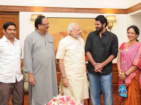 'பாகுபலி' ஹீரோ பிரபாசை நேரில் அழைத்து வாழ்த்திய பிரதமர் நரேந்திர மோடி!