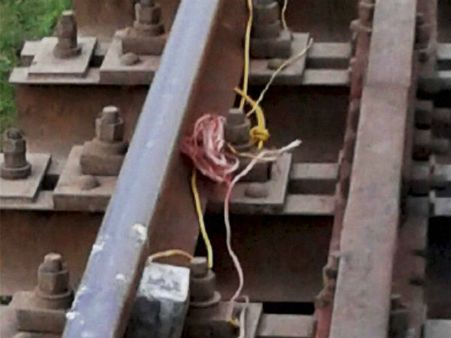 பஞ்சாபில் பெரும் அசம்பாவிதம் தவிர்ப்பு: ரயில் தண்டவாளத்தில் இருந்த 5 வெடிகுண்டுகள் அகற்றம்