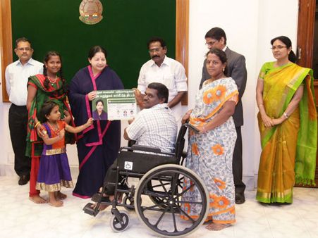 கோட்டைக்கு வந்த ஜெ… கூட்டுறவு பணியாளர்களுக்கு மருத்துவக் காப்பீட்டு அடையாள அட்டைகளை வழங்கினார்