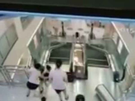 எஸ்கலேட்டரில் சிக்கி நசுங்கி இறந்த பெண்... சீனாவில் சோகம்: அதிர்ச்சி வீடியோ