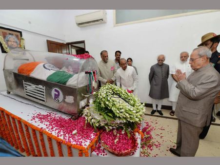 'மக்களின் ஜனாதிபதி' அப்துல் கலாம் உடலுக்கு பிரணாப் முகர்ஜி, மோடி, தலைவர்கள் மலரஞ்சலி!