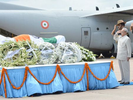 டெல்லி வந்தது கலாம் உடல்.. பிரணாப் முகர்ஜி, நரேந்திர மோடி, கெஜ்ரிவால் நேரில் அஞ்சலி