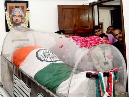 கலாம் மறைவு.. தமிழகத்தில் நாளை கடைகள் அடைப்பு.. கடலுக்குச் செல்லாமல் மீனவர்கள் துக்கம் அனுசரிப்பு