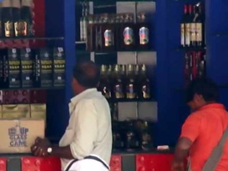 இதுதான் புதுச்சேரி... கலாமுக்காக மூடப்பட்ட கடைகள்.. வழக்கம் போல கல்லாக் கட்டிய மதுக் கடைகள்