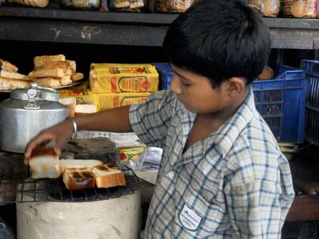 பேனா பிடிக்க வேண்டிய வயதில் துடைப்பத்தை பிடிக்கும் 'காக்கா முட்டை'கள்