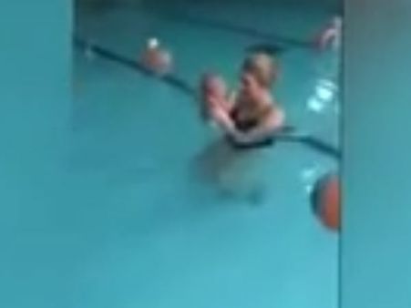 மூன்றரை வார குட்டி மகளுக்கு நீச்சல் கற்றுத் தரும் ஒலிம்பிக் வீராங்கனை ரெபெக்கா