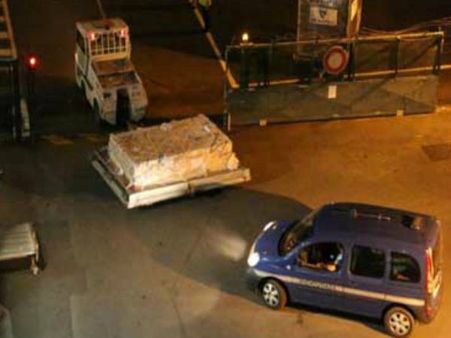 கடலில் மீட்கப்பட்ட பாகம் மாயமான மலேசிய விமானத்தினுடையதா? ஆய்வு செய்ய பிரான்ஸ் கொண்டுசெல்லப்பட்டது