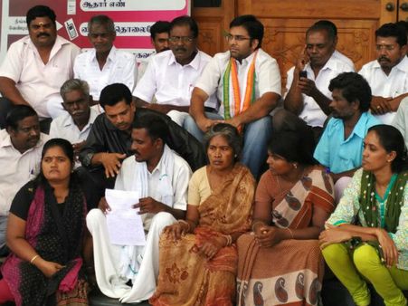 எனது கணவர் உடலை எங்களிடம்தான் ஒப்படைக்க வேண்டும்: சேலம் கலெக்டருக்கு சசிபெருமாள் மனைவி மனு