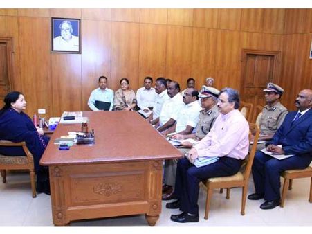 சட்டம்-ஒழுங்கு பாதிப்பு: சீனியர் அமைச்சர்கள், போலீஸ் அதிகாரிகளுடன் ஜெயலலிதா ஆலோசனை
