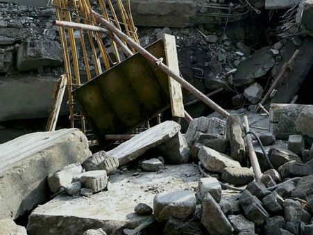 தானே அருகே 50 ஆண்டு பழமையான கட்டிடம் இடிந்து விழுந்து விபத்து- 11 பேர் பலி