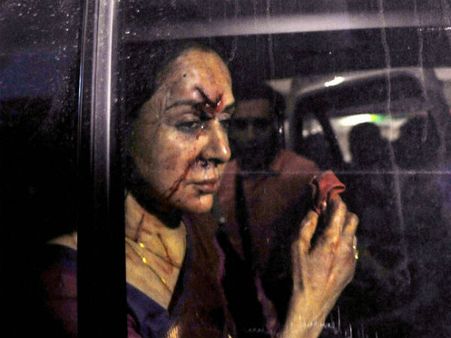 கார் விபத்தில் காப்பாற்றிய மருத்துவருக்கு விருந்து அளித்த நடிகை ஹேமமாலினி