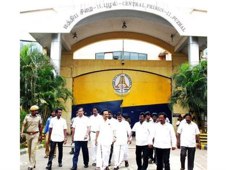 டாஸ்மாக் கடைக்கு எதிராக போராடிய கல்லூரி மாணவர்களுடன் புழல் சிறையில் ஸ்டாலின் சந்திப்பு