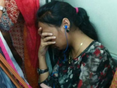 மெட்ரோ ரயிலில் கர்ப்பிணிப் பெண்ணுக்கு இடம் தர மறுத்த இளம்பெண்! எங்கே இருக்கிறோம் நாம்?