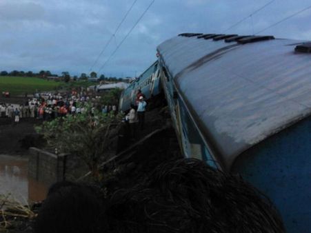 ம.பியில் ஆற்றில் விழுந்த ரயில்கள்.. 27 பேர் பலி.. 300 பேர் உயிருடன் மீட்பு