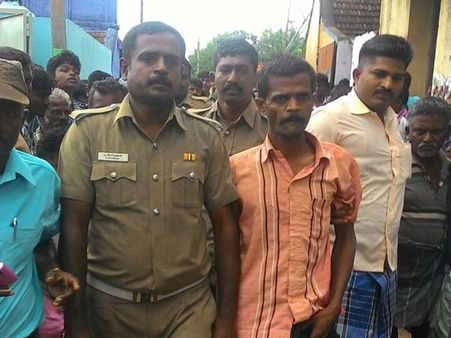 செல்போன் டவர் ஏறிய கம்யூனிஸ்ட் பிரமுகர்.. டாஸ்மாக்கை பூட்டி சாவியை காட்டியபின் இறங்கினார்