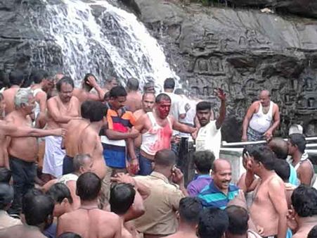 குற்றாலம் அருவியில் குளிக்கிறவங்களுக்கும் ஹெல்மெட்டை கட்டாயமாக்குங்கப்பா ப்ளீஜ்!