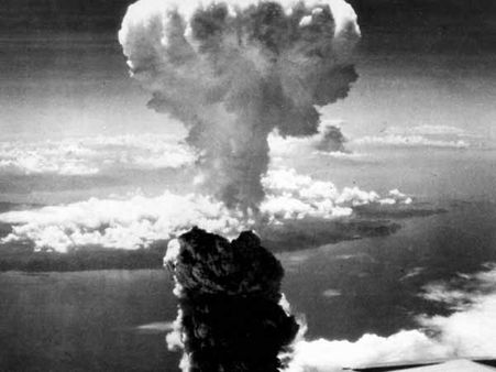 அணுகுண்டு வீச்சின் ஒளி கண்ணைப் பறிக்கும்... சிறப்பு கண்ணாடிகளை அணிந்து கொள்ளுங்கள்