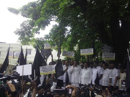 பிரதமர் மோடிக்கு கருப்புக் கொடி காட்ட முயற்சி- திருநாவுக்கரசர் உட்பட 300 காங்கிரசார் கைது