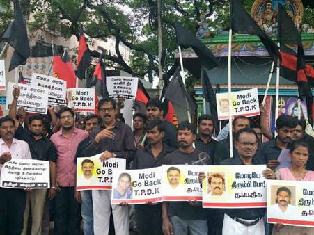 7 தமிழர் விடுதலைக்கு முட்டுக்கட்டை: பிரதமருக்கு கருப்புக் கொடி காட்டிய நூற்றுக்கணக்கானோர் கைது!