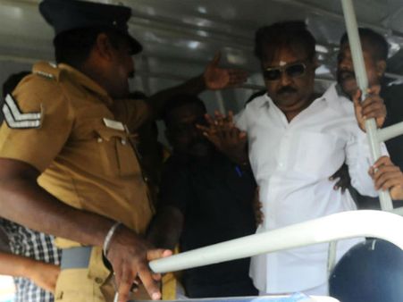 மக்கள் வரிப்பணத்தில் சம்பளம் வாங்கும் காவல்துறையிடம் நடுநிலை வேண்டாமா- விஜயகாந்த்