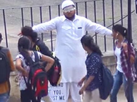 என்னை கட்டிப்பிடிங்க மும்பைவாசிகளே: பரபரப்பை ஏற்படுத்திய இஸ்லாமியர்