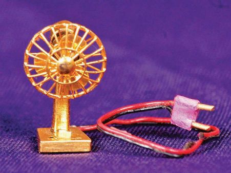 1.15 கிராமில் தங்க விசிறி செய்த ராஜபாளையத்து சமுத்திரகனி: அழகோ அழகு