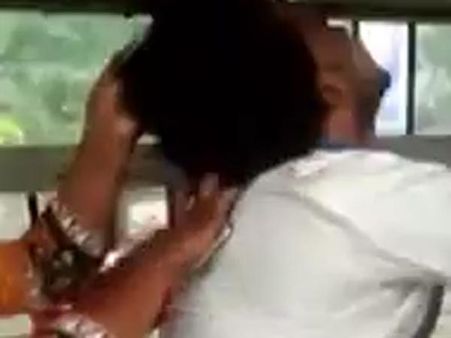 பேருந்தில் கிண்டல் செய்த வாலிபரை நையப் புடைத்து போலீசாரிடம் ஒப்படைத்த பெண்: பரபர வீடியோ