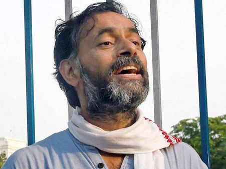 நிருபர்களுடன் பேச முயன்ற யோகேந்திர யாதவை தரதரவென இழுத்துச் சென்ற டெல்லி போலீஸ்