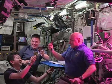 ஆஹா பேஷ் பேஷ்... விண்வெளி ஆய்வகத்தில் கீரை அறுவடை.. ‘அப்படியே’ சாப்பிட்ட விண்வெளி வீரர்கள்!