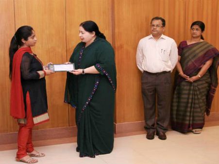 விபத்தில் பலியான விமானிகள் குடும்பங்களுக்கு தலா ரூ.10 லட்சம்... முதல்வர் ஜெயலலிதா வழங்கினார்