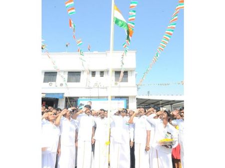 69வது சுதந்திர தினம் - தமிழக அரசியல் கட்சி அலுவலகங்களில் கோலாகல கொண்டாட்டம்!