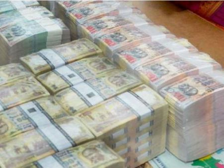 மலைக்க வைத்த பணக்கட்டுகள்.. நகைக் குவியல்கள்... நகராட்சி பொறியாளர் வீட்டில் ரூ.24 கோடி பறிமுதல்