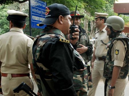 பெங்களூர் நிம்ஹான்ஸ் மருத்துவமனையில் விசாரணைக் கைதி திடீர் துப்பாக்கிச்சூடு