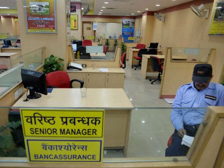 2 வருடங்களில் வங்கிகளில் 80,000 பேர் ஓய்வு.. இளைஞர்களே, இளைஞிகளே 