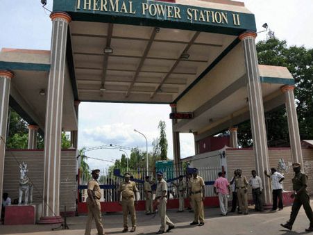 தீவிரமடையும் என்.எல்.சி தொழிலாளர்கள் போராட்டம்: அதிகாரிகள் வீடு மீது கல்வீச்சு