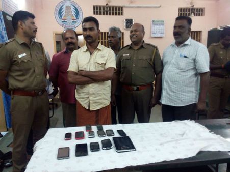 குற்றாலத்தில் வளைத்து வளைத்து செல்போன் திருடிய நபர் கைது... 13 போன்கள் பறிமுதல்
