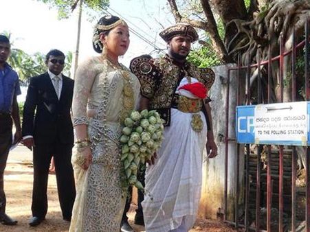 வாக்குக்கு பின் வாழ்க்கை: தாலி கட்டிய கையோடு மணக்கோலத்தில் ஓட்டுபோட்ட இலங்கை மாப்பிள்ளை