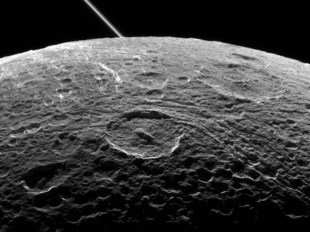 கடைசி முறையாக சனியின் நிலவை சற்றே தொட்டுப் பார்த்த காஸினி விண்கலம்