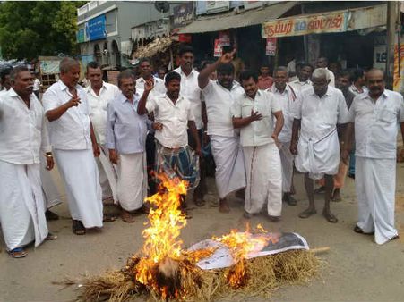 மோடி-ஜெ. சந்திப்பு பற்றி விமர்சனம்... ஈவிகேஎஸ்.இளங்கோவன் உருவபொம்மை எரித்து அதிமுக. ஆர்ப்பாட்டம்