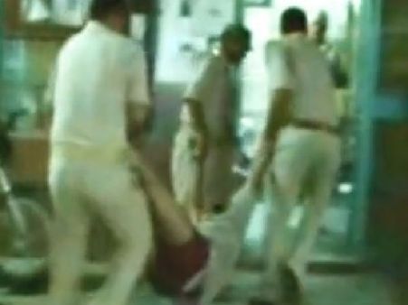 அங்க என்ன மாப்ள சத்தம்.. ஒரு போலீஸ்காரர் ஜட்டியோட ரகளை செய்கிறார் மாமா...!