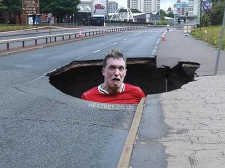 ஒரு பள்ளம் விழுந்துடக் கூடாதே.. உடனே 'செல்பி'..!