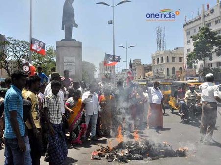 இளங்கோவனுக்கு வலுக்கும் எதிர்ப்பு.. வீடு அருகே அதிமுகவினர் போராட்டம்