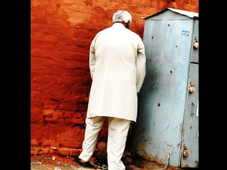 திறந்தவெளியில் மலம் கழித்தால்.. திருநங்கைகள் விசில் அடிப்பாங்க... ம.பி.யில் அதிரடி!