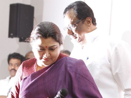 குஷ்புவின் பின்னால் ஒளிந்து கொண்டிருக்கும் ஈ.வி.கே.எஸ் இளங்கோவன்: அதிமுக மகளிர் அணியினர் தாக்கு