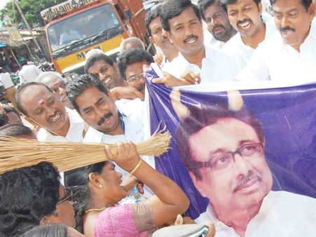 இளங்கோவனின் ஈரோடு வீட்டின் முன்பு துடைப்பத்துடன் குவிந்த அதிமுக மகளிர்.. பெரும் பரபரப்பு