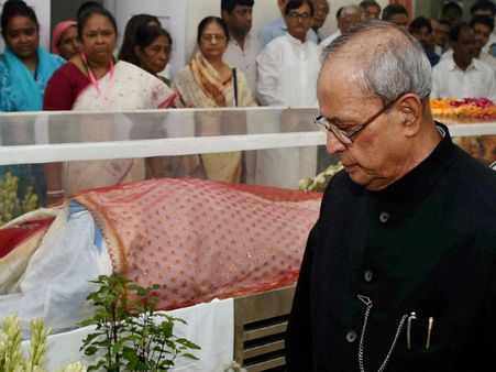 குடியரசுத்தலைவர் பிரணாப் முகர்ஜியின் மனைவி சுர்வா உடல் தகனம்