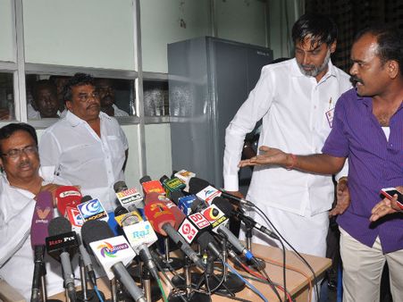 இளங்கோவன் மனைவி பற்றி பேசிய நிருபர்-காங்கிரஸ் கட்சியினர் மோதல்! பிரஸ் மீட்டில் களேபரம்